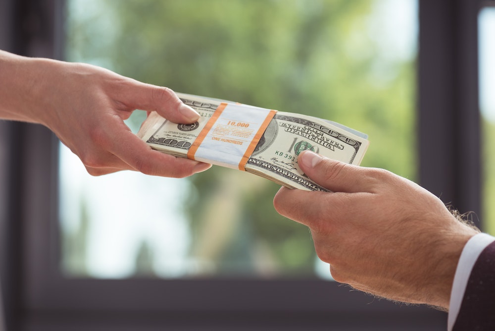 Salaire brut à 2400 euros net : quelles implications fiscales pour les salariés ?